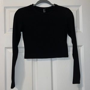 Form fitting cropped shirt